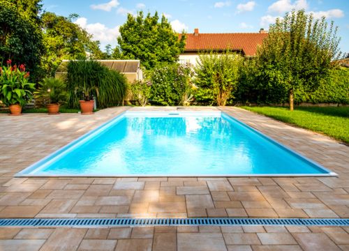 DEUX SYSTÈMES DE PISCINES DISTINCTS : PISCINES À SKIMMER ET À DÉBORDEMENT COMPARÉES POUR LA QUALITÉ ET L'ENTRETIEN