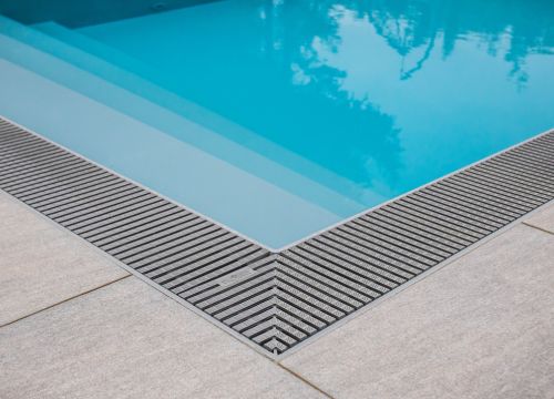REALISATION: Exclusive Model with Premium Equipment - The Elite 22 Garden Overflow Pool for Demanding Customers